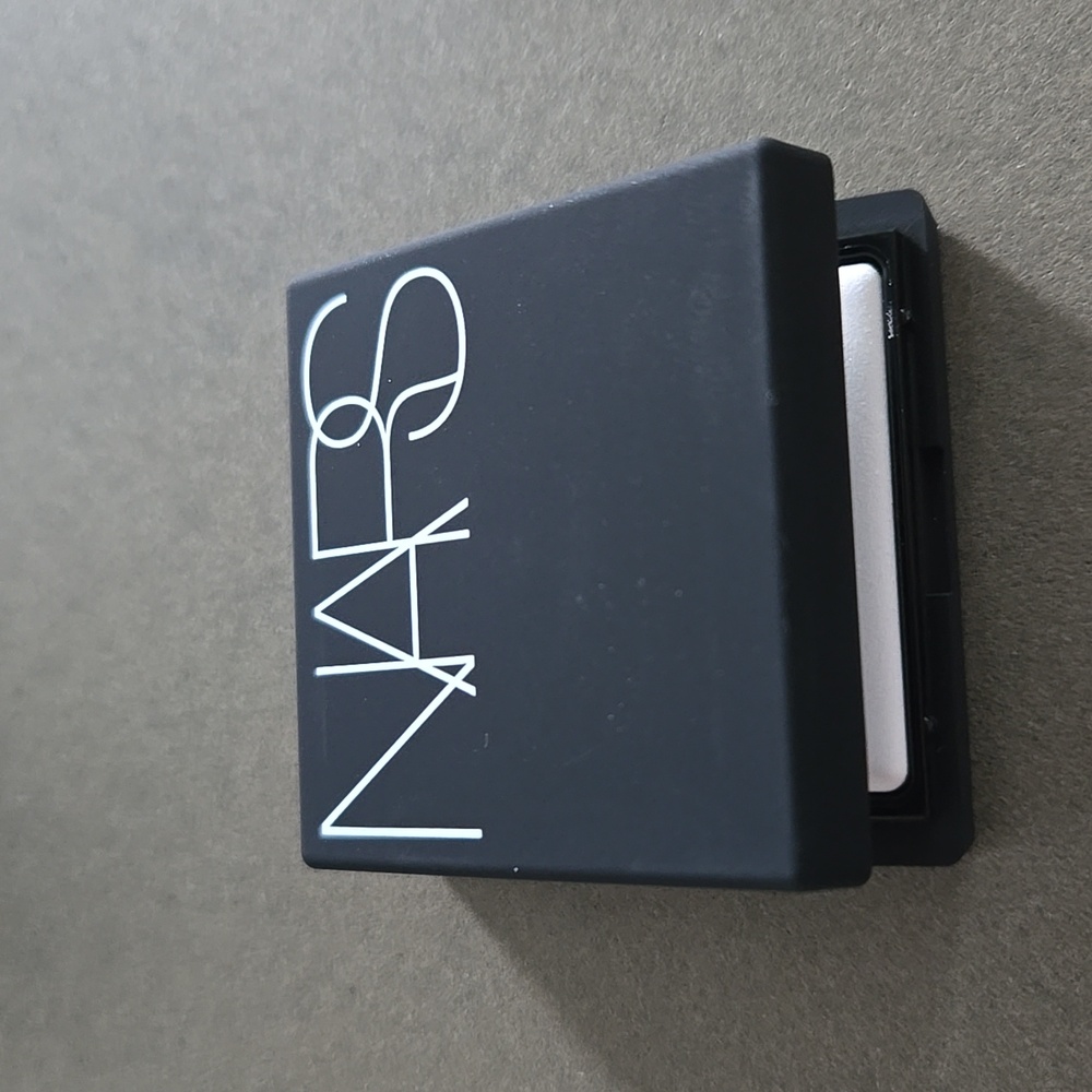 New In Box NARS Light Reflecting setting Powder Press Powder Compact Mini Trvl - Picture 2 of 9